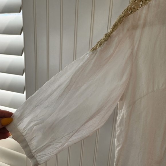 Vintage Havana cream light weight blouse w/ lace and flower pattern around neck. - Picture 6 of 10